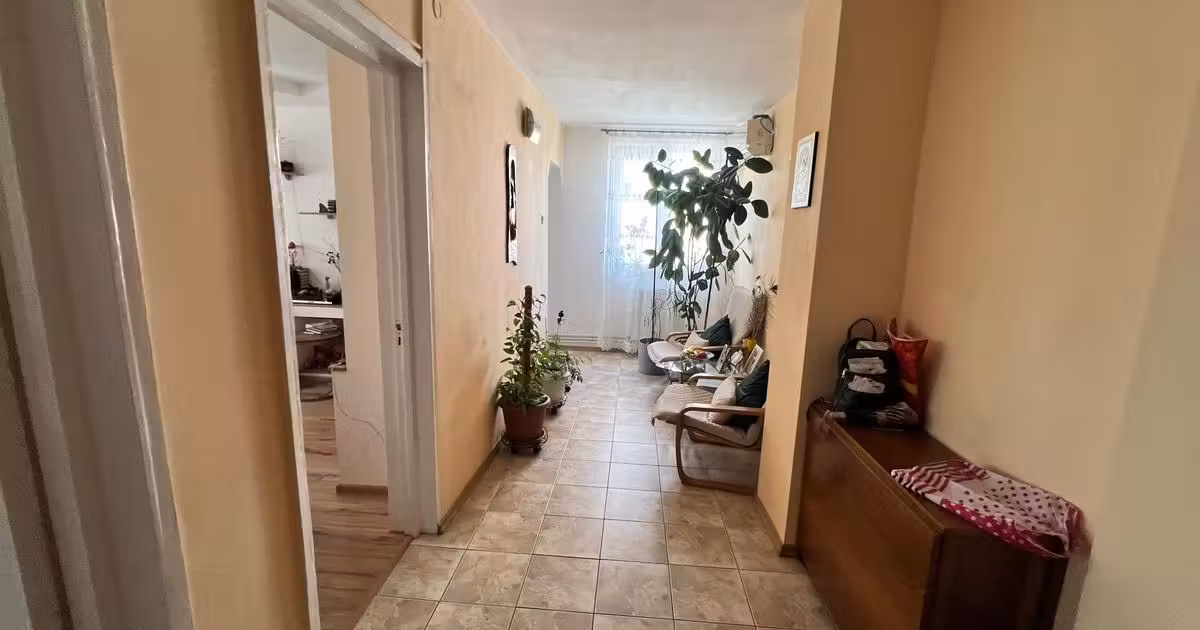 Apartament de vânzare cu 3 camere în zona Far, Constanța