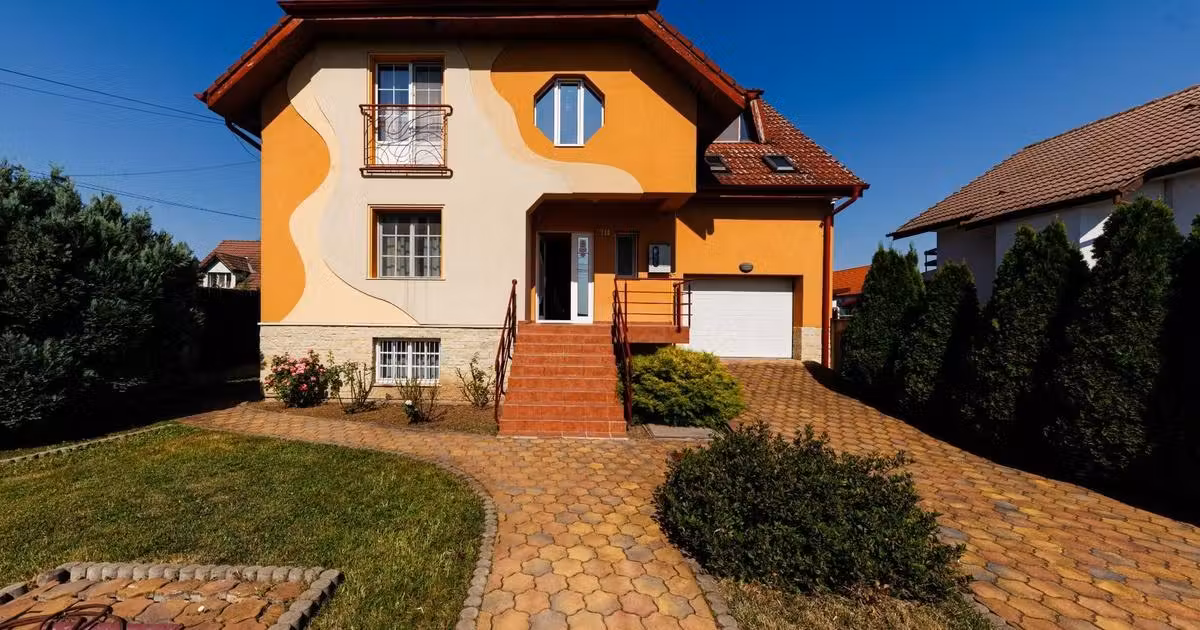 Casă individuală de vânzare cu 8 camere, mobilată în Dumbrăvița