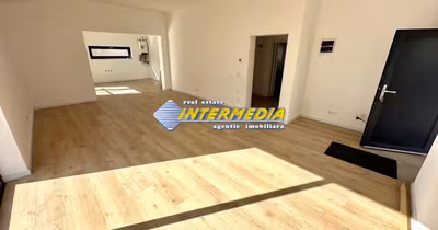 Casă Est