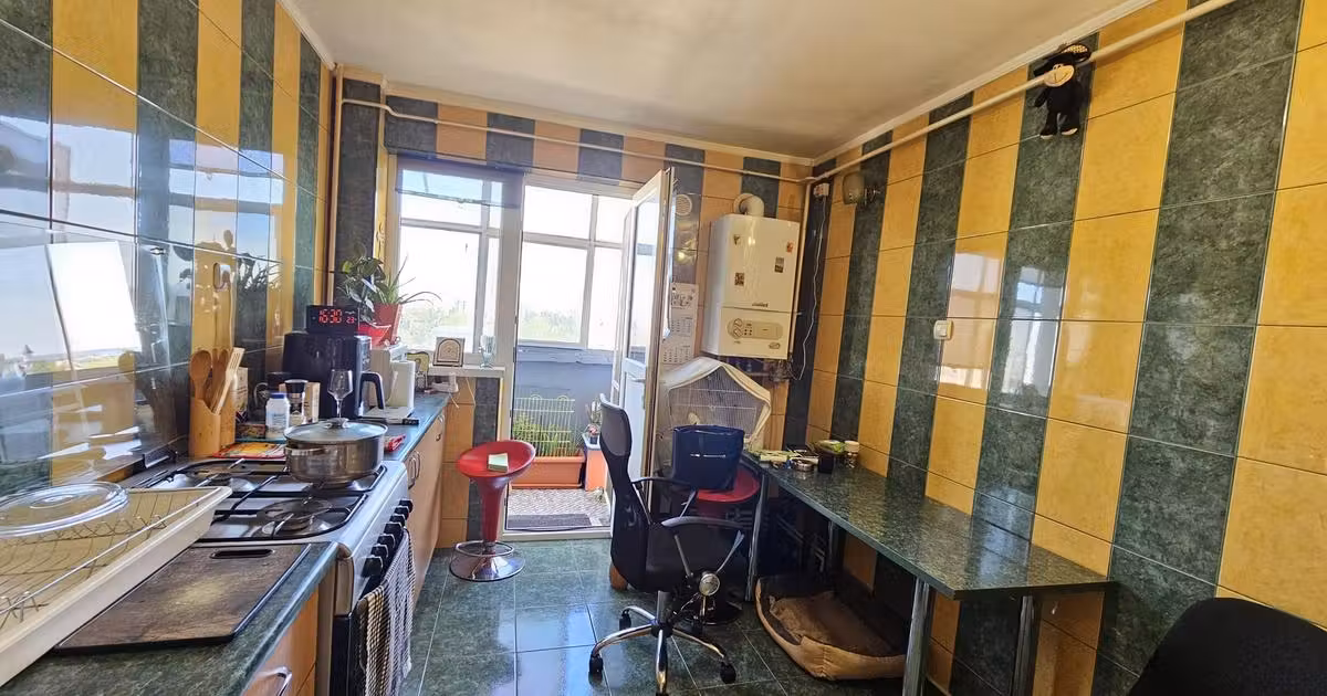 Apartament de vânzare cu 4 camere în zona Micro 18, Galați