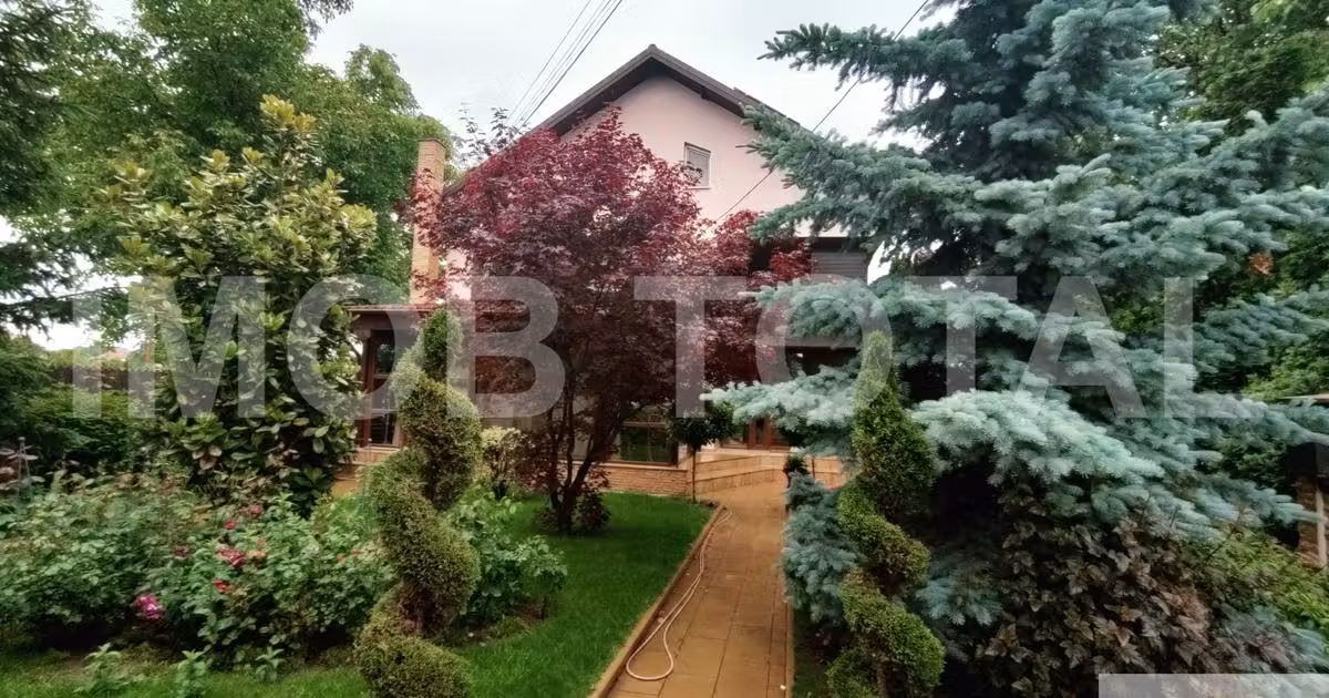 Casă individuală de vânzare cu 7 camere, mobilată în zona Periferie, Pitești
