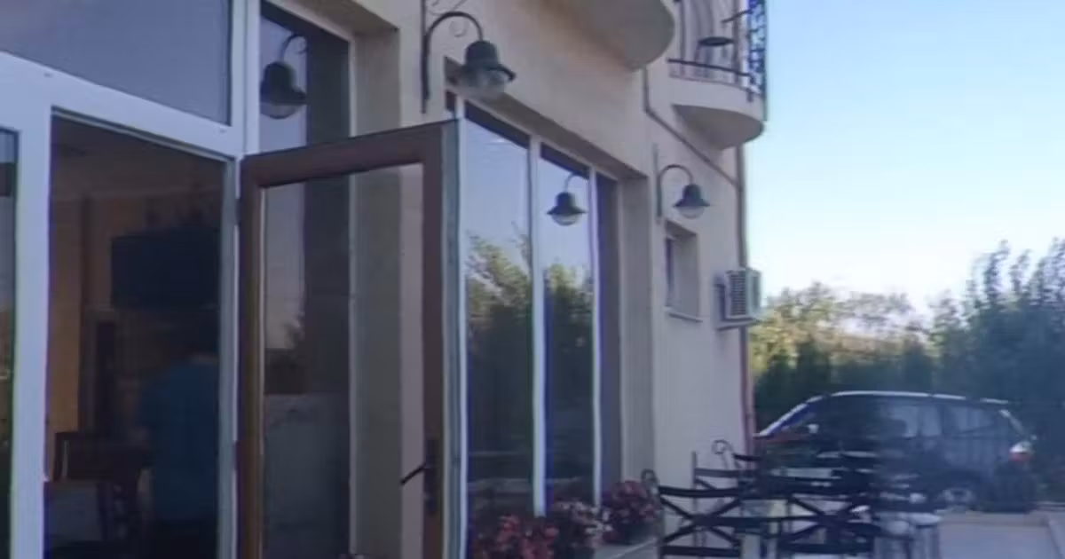 Casă individuală de vânzare cu 11 camere, mobilată în Băile Felix