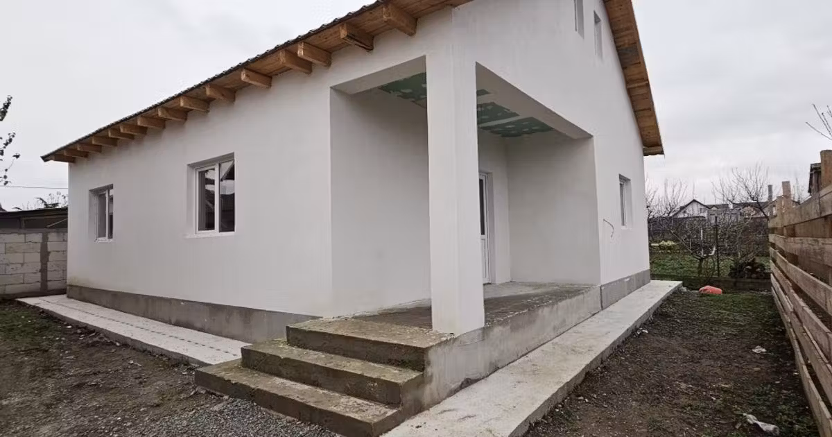 Casă individuală de vânzare cu 3 camere în Lumina