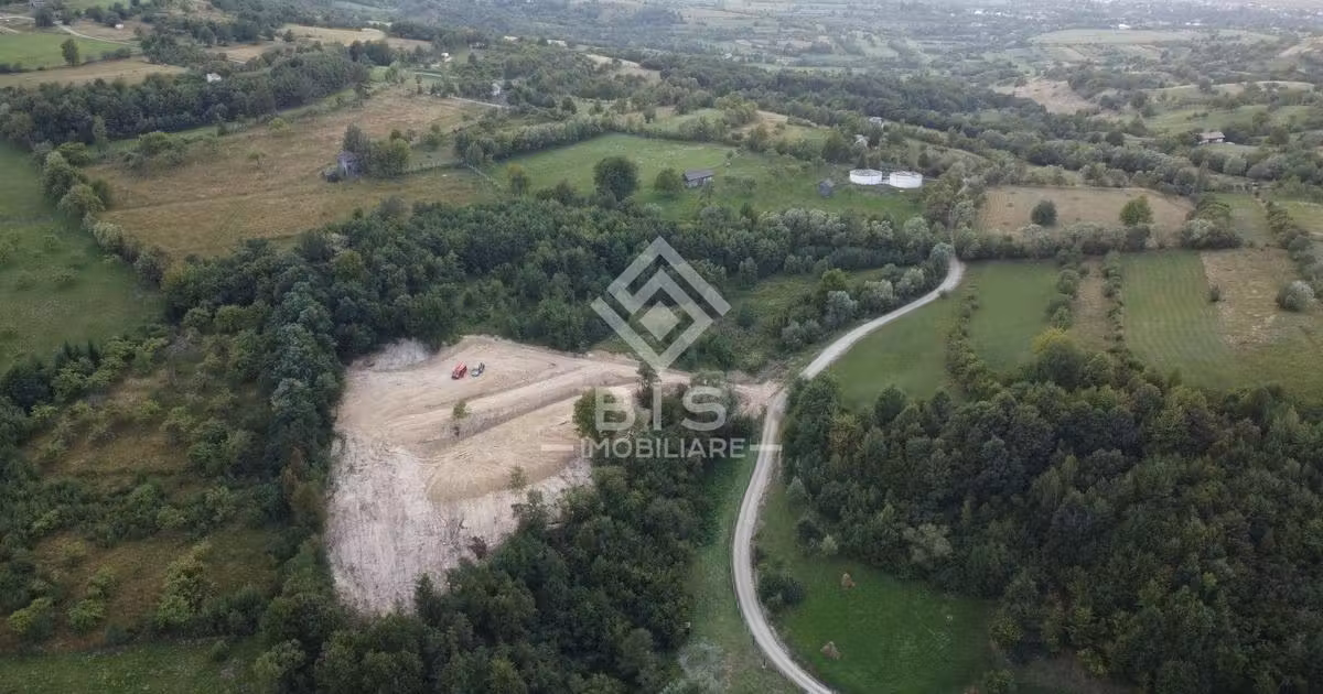 Teren extravilan de vânzare de 12050 mp, în Mijlocenii Bârgăului