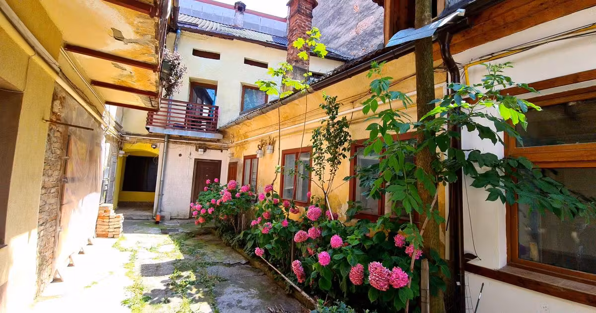 Apartament de vânzare cu 3 camere în zona Centrul Istoric, Brașov