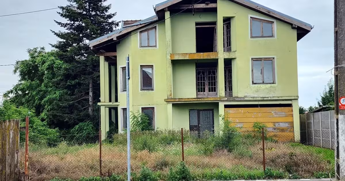 Casă individuală de vânzare cu 9 camere în Peciu Nou