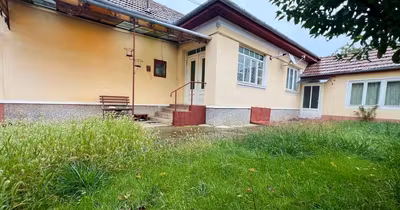 Casă Est
