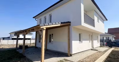 Casă Est
