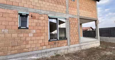 Casă Est