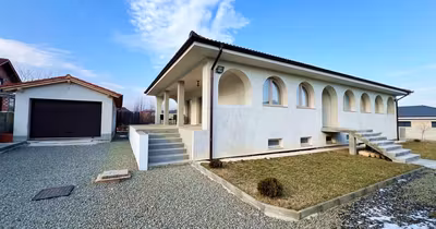 Casă Est