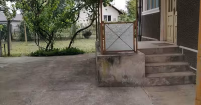 Casă Est