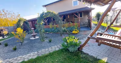 Casă Est