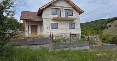 Casă Est