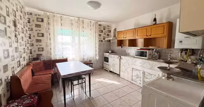 Casă Est