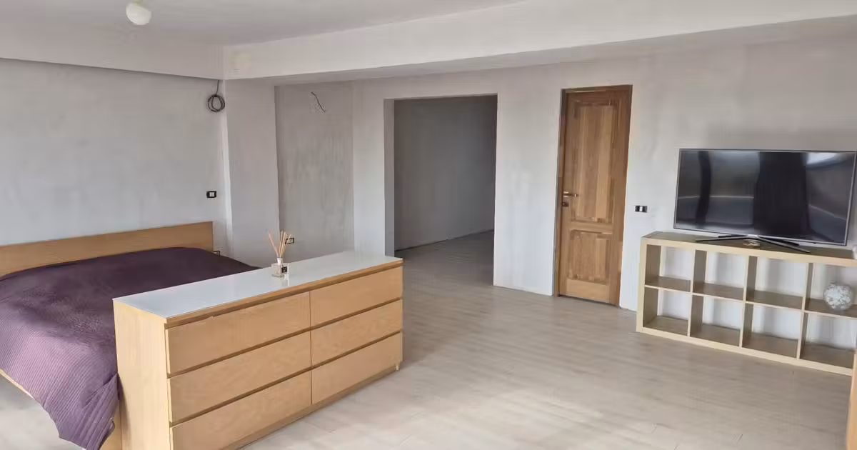 Casă individuală de vânzare cu 5 camere în 1 Decembrie
