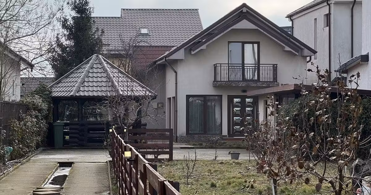 Casă individuală de vânzare cu 6 camere în zona Central, Slatina