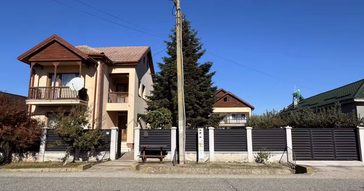 Casă de vânzare cu 8 camere în Izvoru
