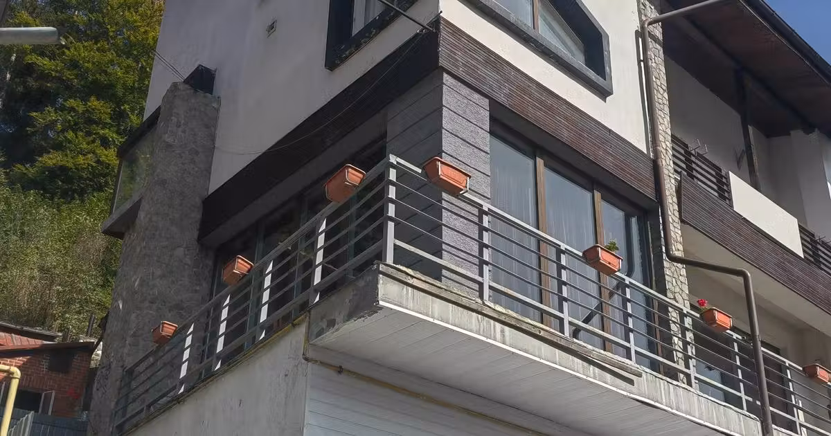 Casă de vânzare cu 10 camere, mobilată în Azuga