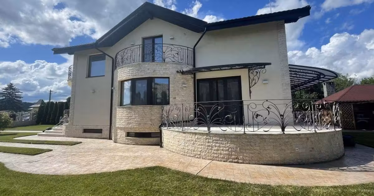 Casă individuală de vânzare cu 8 camere, mobilată în Cornu de Jos (Cornu)
