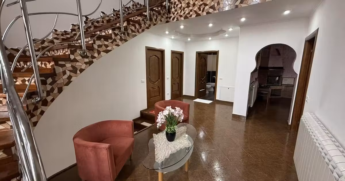 Casă individuală de vânzare cu 9 camere, mobilată în zona Burdujeni, Suceava