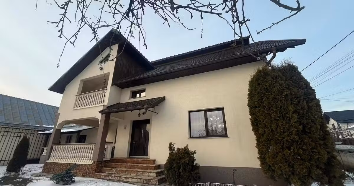 Casă individuală de vânzare cu 8 camere în Iaslovăț