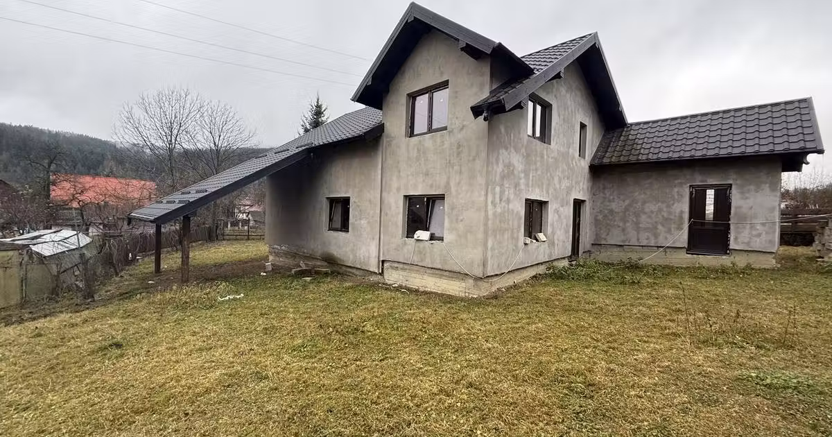 Casă de vânzare cu 4 camere în Sucevița
