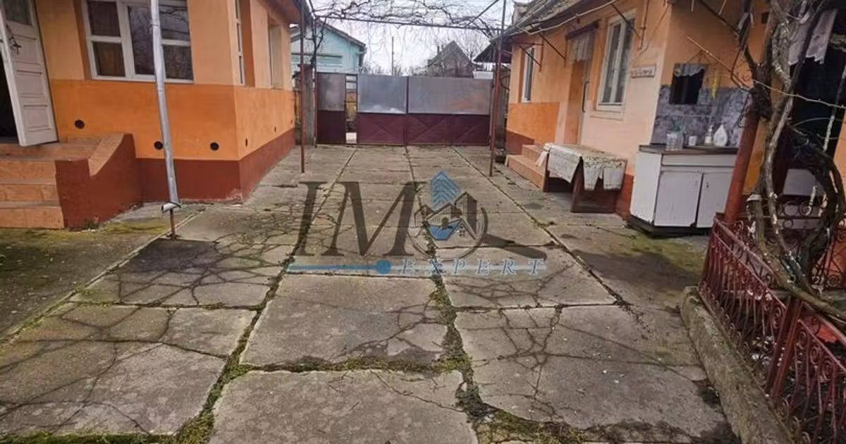 Casă individuală de vânzare cu 4 camere în Roșia de Secaș