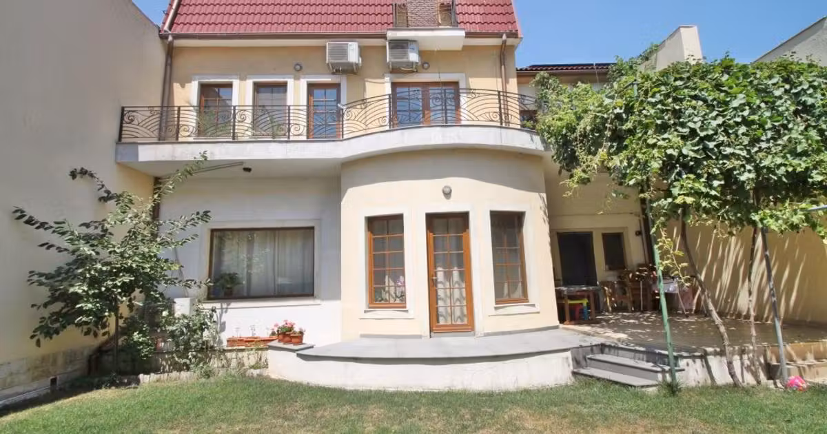 Casă de vânzare cu 8 camere în zona Tomis II, Constanța