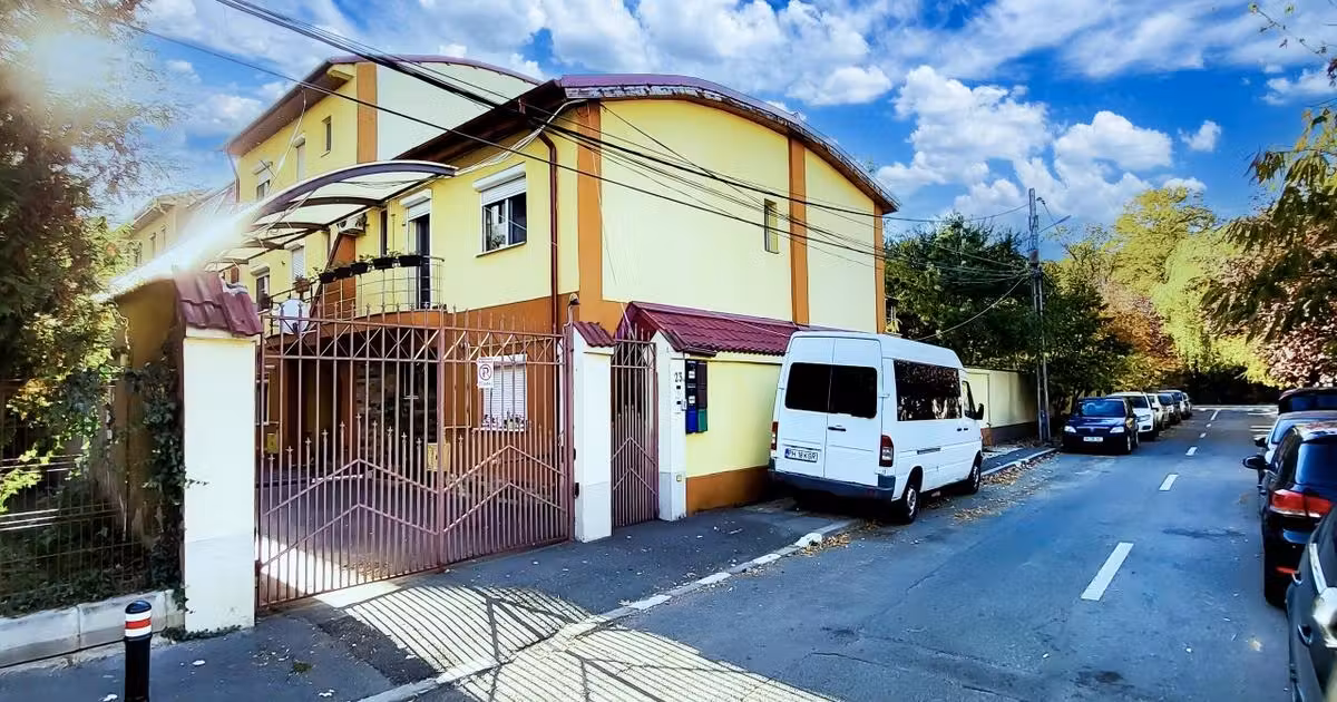 Casă de vânzare cu 5 camere, mobilată în Roșu