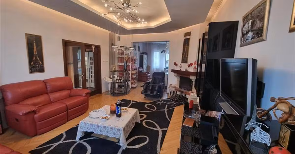 Casă de vânzare cu 8 camere în Sâncraiu de Mureș