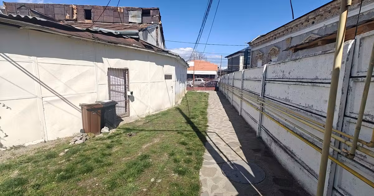 Casă de vânzare cu 4 camere în Buzău