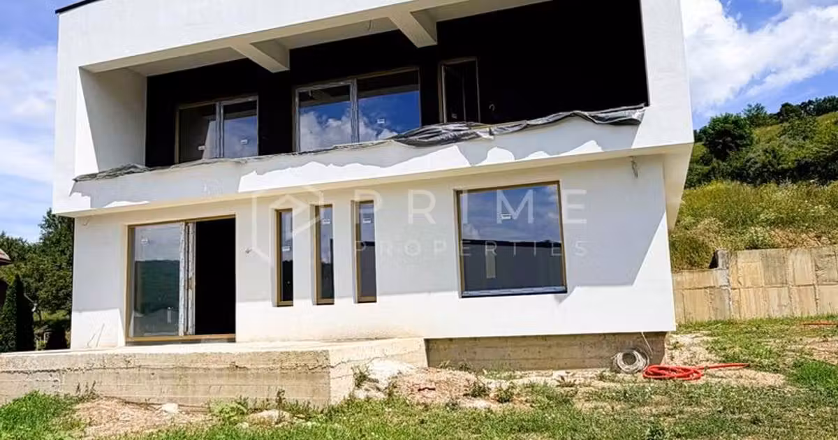 Casă individuală de vânzare cu 4 camere în Corunca
