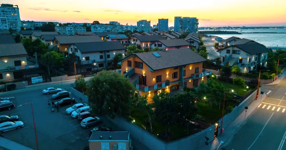 Casă de vânzare cu 8 camere în zona Faleza Nord, Constanța