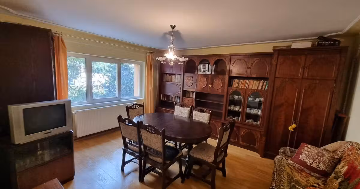 Apartament de vânzare cu 3 camere în zona Răcădău, Brașov