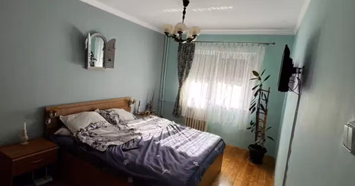 Apartament de vânzare cu 3 camere în zona Florilor, Brașov