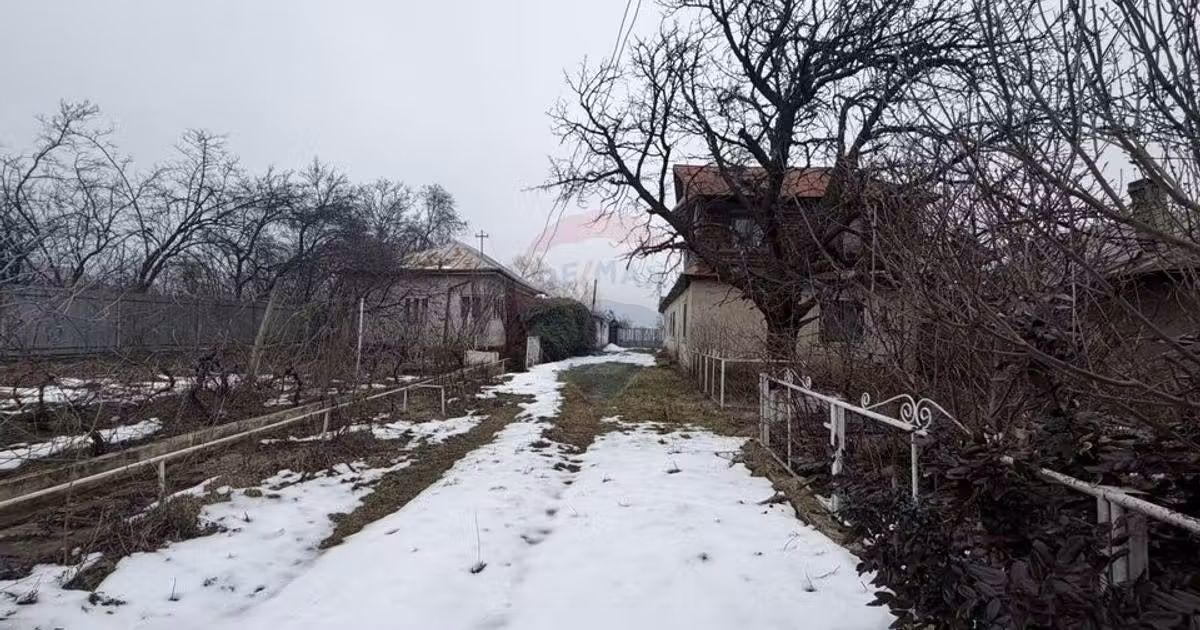 Casă de vânzare cu 4 camere în Țifești