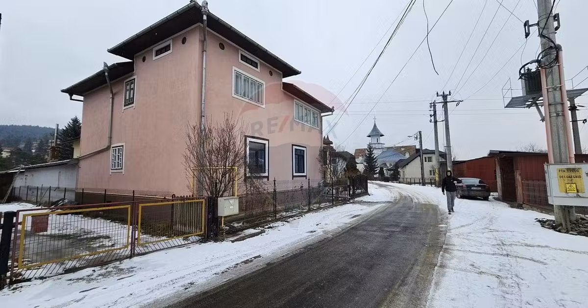 Casă de vânzare cu 6 camere, mobilată în Câmpulung Moldovenesc