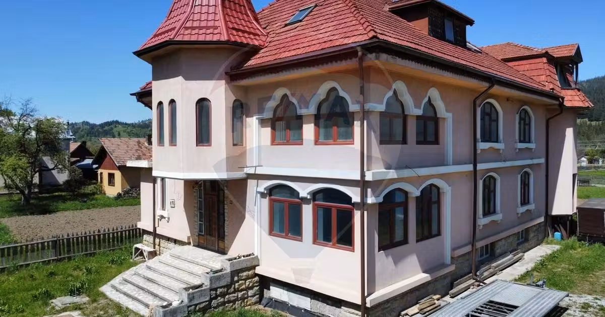 Casă individuală de vânzare cu 18 camere în Câmpulung Moldovenesc
