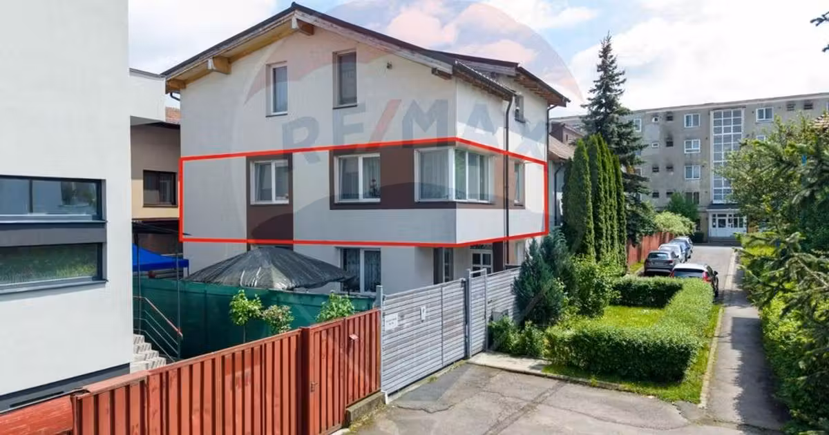 Apartament de vânzare cu 3 camere în zona Tractorul, Brașov