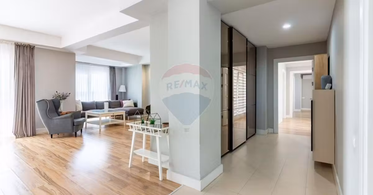 Apartament de vânzare cu 4 camere, mobilat în Ștefăneștii de Jos