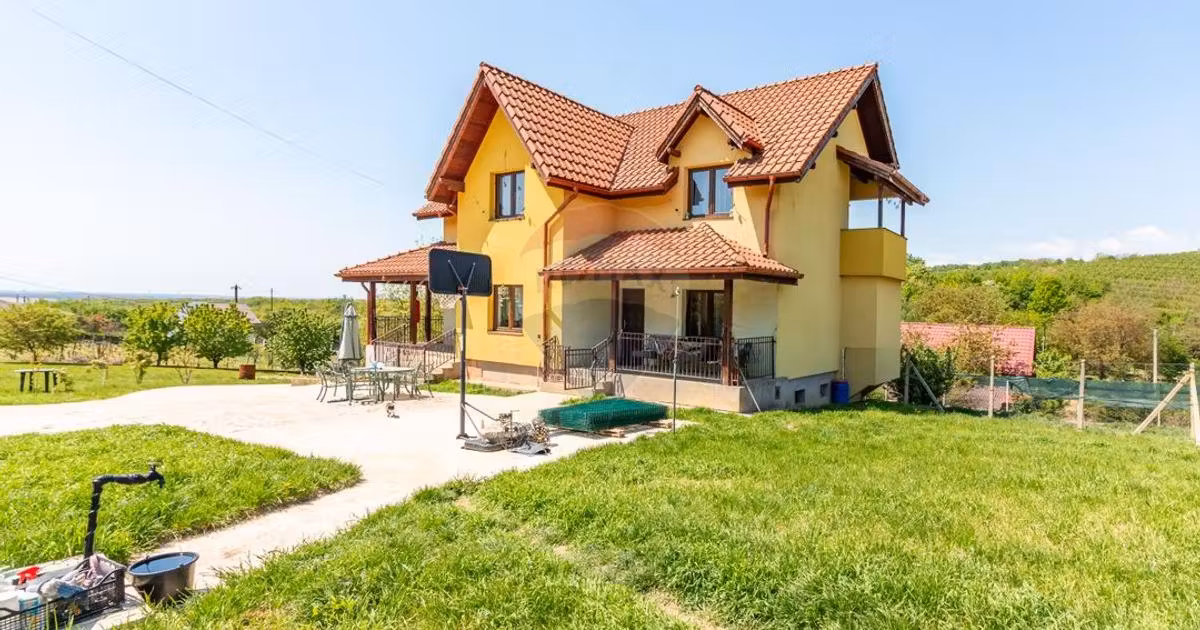 Casă individuală de vânzare cu 7 camere, mobilată în Gâlmeia