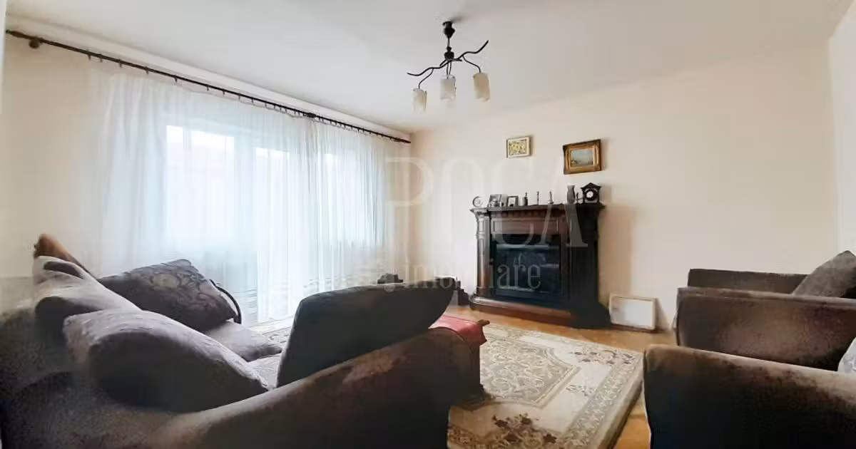 Apartament de vânzare cu 4 camere în zona Rogerius, Oradea