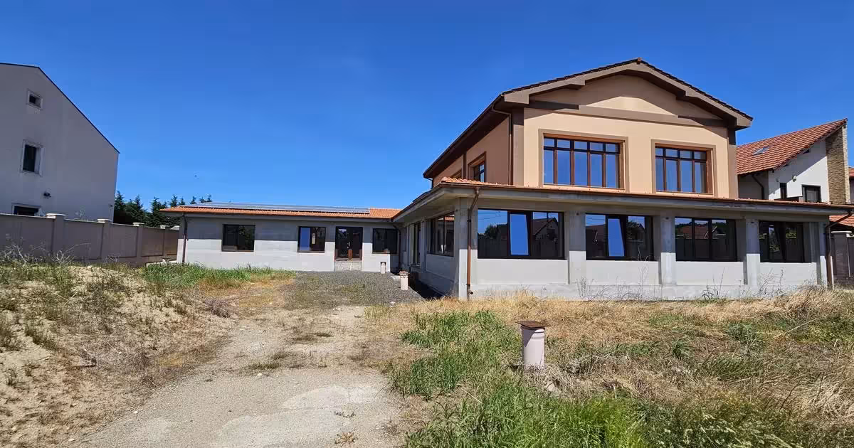 Casă individuală de vânzare cu 7 camere în Dumbrăvița