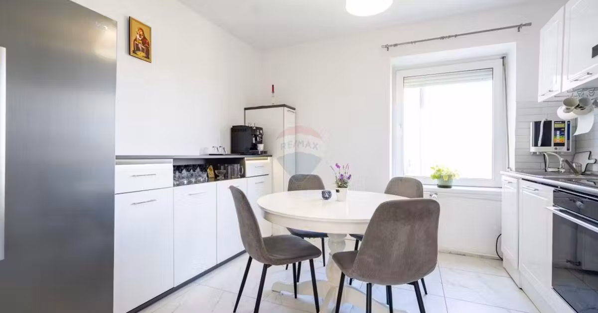 Apartament de vânzare cu 4 camere în zona Decebal, Oradea