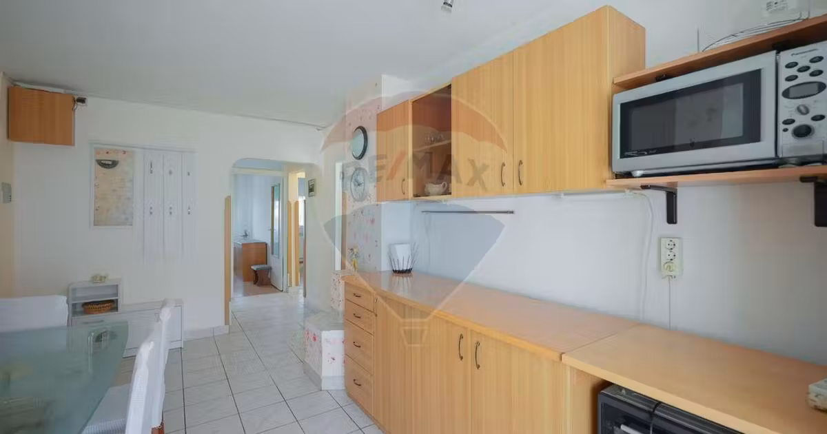 Apartament de vânzare cu 3 camere, mobilat în zona Dacia, Oradea