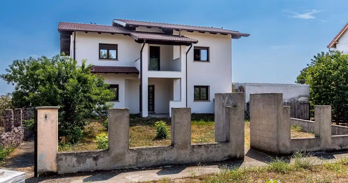 Casă individuală de vânzare cu 9 camere în Zimandu Nou