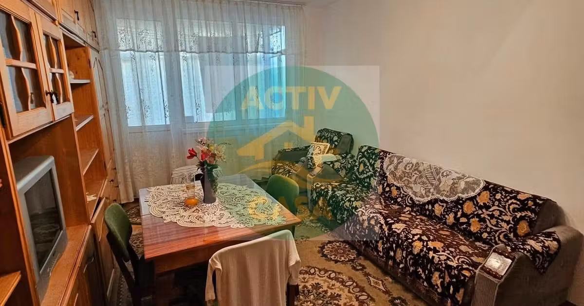Apartament de vânzare cu 3 camere în Roman