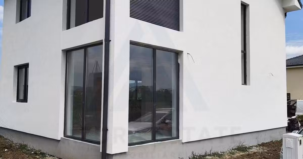 Casă individuală de vânzare cu 4 camere în Cristian