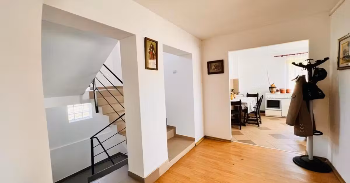Casă individuală de vânzare cu 8 camere în Mociu