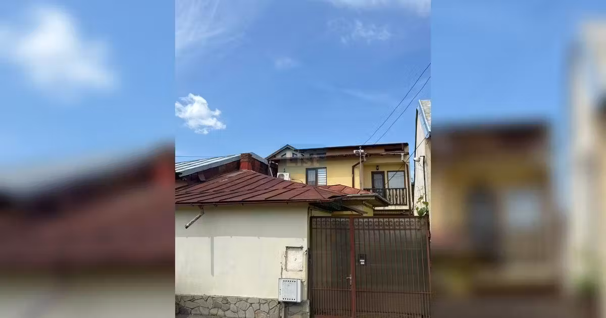 Casă de vânzare cu 8 camere în zona P-ța Mihai Viteazu, Ploiești